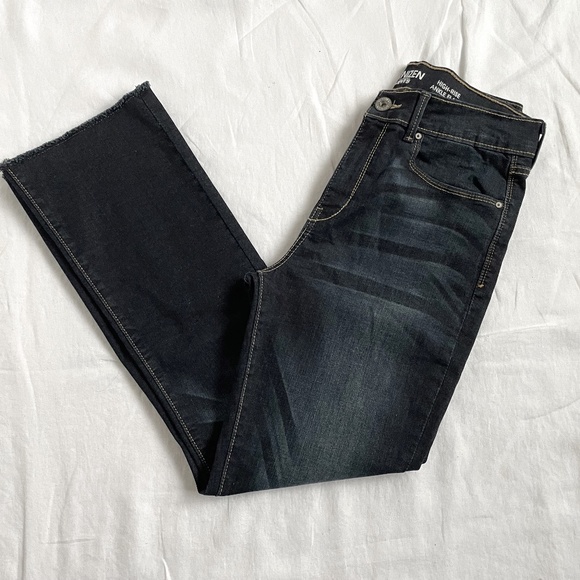 Levi's Women's Denim Jeans Dark Washed Stretch W30 EUC - Picture 10 of 10